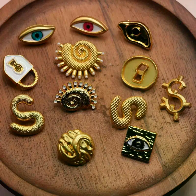 Vintage Metal Button Artistic  – Vintage Collectible Buttons Bewertung und Preis