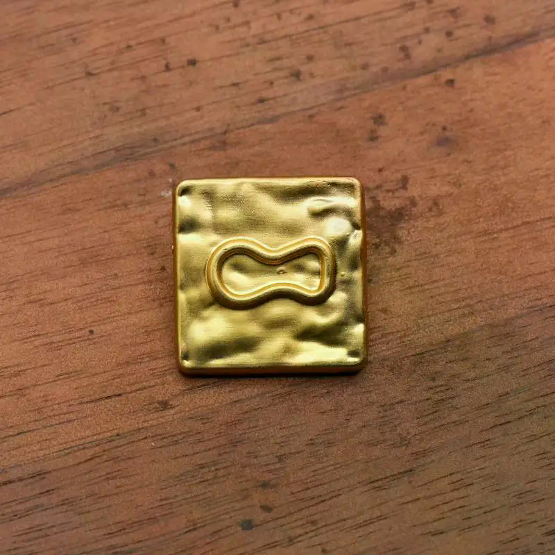 Vintage Metal Button Artistic  – Vintage Collectible Buttons Bewertung und Preis